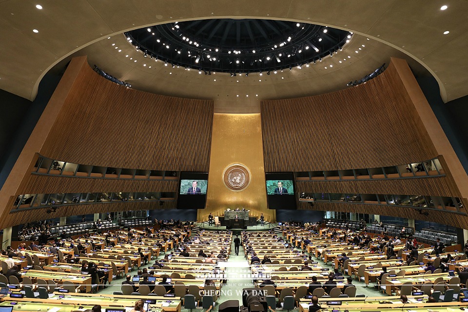 문재인 대통령이 26일(현지시간) 오후 미국 뉴욕에서 열린 제73차 유엔총회에서 기조연설을 하고 있다. 