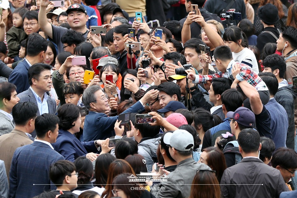 문재인 대통령과 김정숙 여사가 한글날인 9일 오후 경기 여주 세종대왕 영릉에서 만난 시민들과 인사하고 있다.