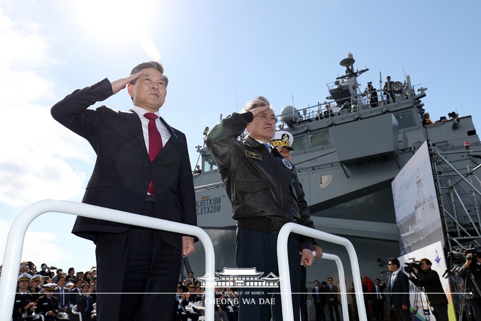 문재인 대통령이 11일 제주 서귀포시 민군복합항 앞바다에서 열린 2018 대한민국 해군 국제관함식에 참석해 일출봉함에서 해상사열을 하고 있다. 