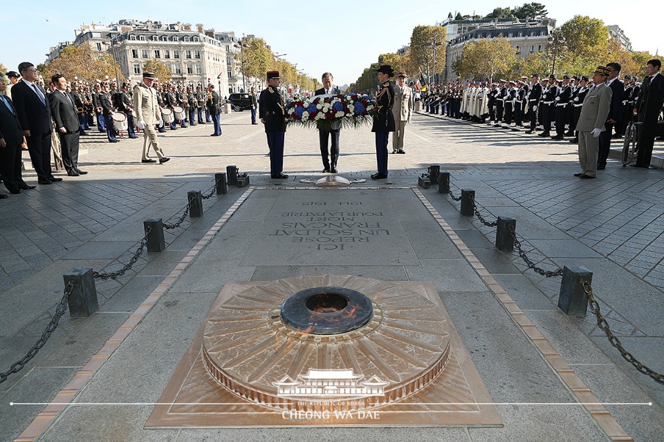 문재인 대통령이 15일 오후(현지시간) 프랑스 파리 개선문에서 열린 공식환영식을 마친 후 무명용사 묘를 찾아 헌화하고 있다.