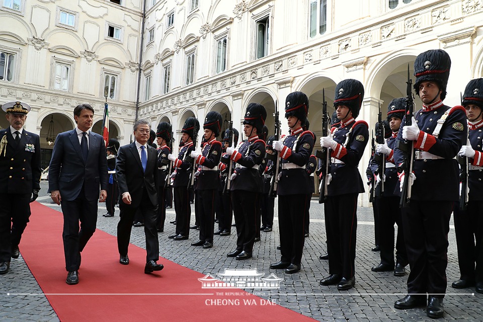 문재인 대통령이 17일(현지시간) 이탈리아 총리궁 야외 궁정에서 열린 공식 환영식에 참석하고 있다.