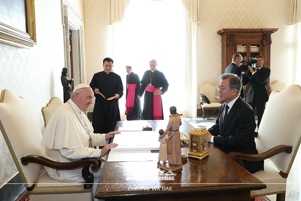 문재인 대통령이 18일 오후(현지시간) 바티칸 교황청을 방문해 프란치스코 교황과 대화하고 있다.