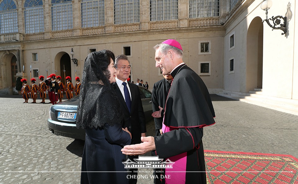문재인 대통령과 김정숙 여사가 18일 오후(현지시간) 바티칸 교황청을 방문해 간스바인 궁정장관의 영접을 받고 있다.