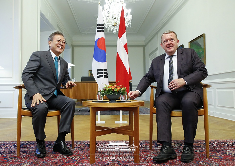 문재인 대통령이 20일(현지시간) 덴마크 코펜하겐 크리스티안보르 궁에서 라르스 뢰케 라스무센 총리와 정상회담을 하고 있다. 