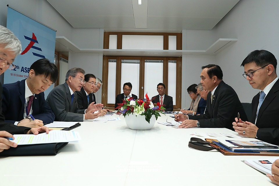 문재인 대통령이 19일(현지시간) 벨기에 브뤼셀 유럽연합이사회 본부에서쁘라윳 짠-오차 태국 총리와 회담하고 있다.