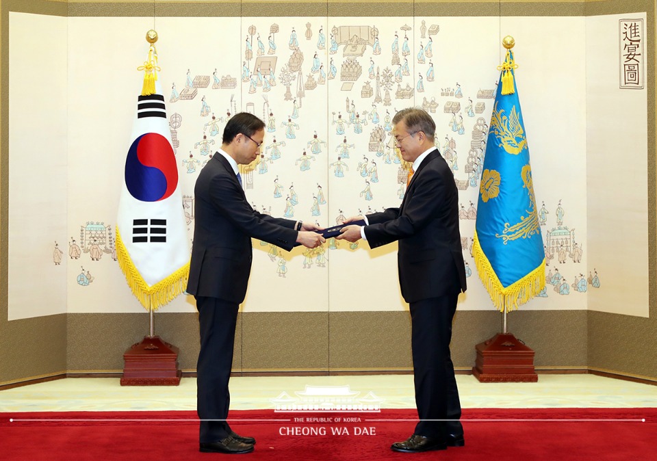 문재인 대통령이 23일 청와대 본관에서 김기영 신임 헌법재판관에게 임명장을 수여하고 있다.