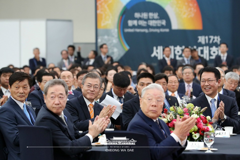 문재인 대통령이 23일 오후 인천 송도컨벤시아에서 열린 ‘제17차 세계한상대회 개회식’에서 박수를 치고 있다.