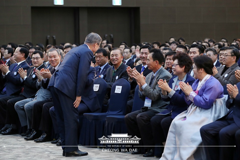 문재인 대통령이 30일 오후 경북 경주 화백컨벤션센터에서 열린 제6회 지방자치의 날 기념식에서 인사를 하고 있다.