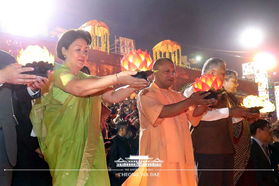 김정숙 여사가 6일(현지시간) 우타르프라데시주 아요디아 나야 가트에서 열린 디왈리 축제 점등행사에 참석해 전통 염원 행사를 하고 있다.