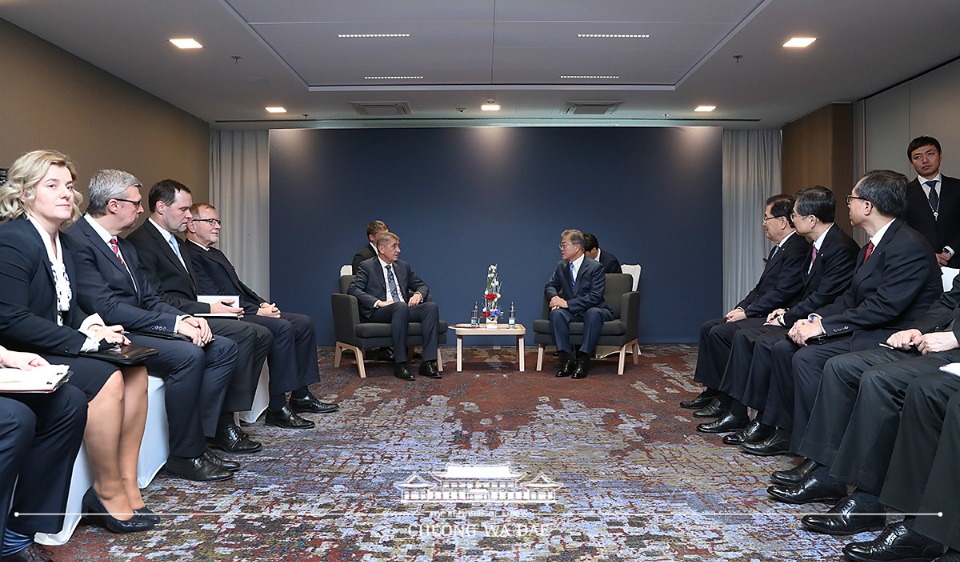 문재인 대통령이 28일(현지시간) 체코 프라하 힐튼 호텔에서 안드레이 바비스 체코 총리와 면담하고 있다.