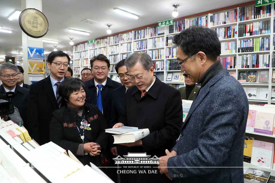 문재인 대통령이 13일 오후 경남 창원시 마산 창동예술촌을 방문해 한 서점을 찾아 책을 살펴보고 있다.