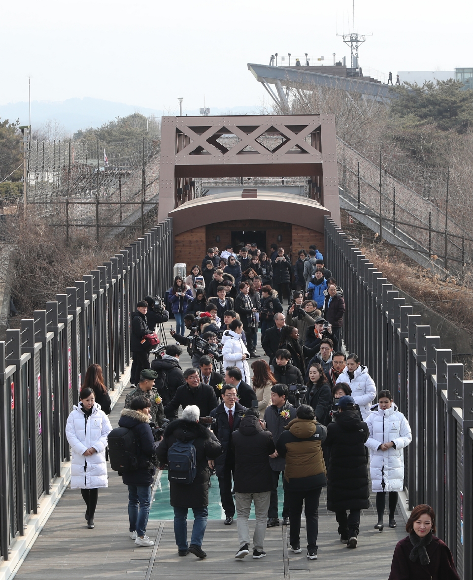 30일 임진강 독개다리에서 문화체육관광부와 한국관광공사가 지난해부터 비무장지대(DMZ) 관광 활성화를 위해 진행한 글로벌 캠페인 '러브포DMZ'(#LoveforDMZ)의 마지막 여정인 '평화의 가상철로' 개막식을 열었다.