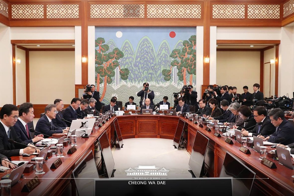 문재인 대통령이 19일 청와대 본관에서 열린 제11회 국무회의를 주재하고 있다. (사진출처 : 청와대 페이스북)