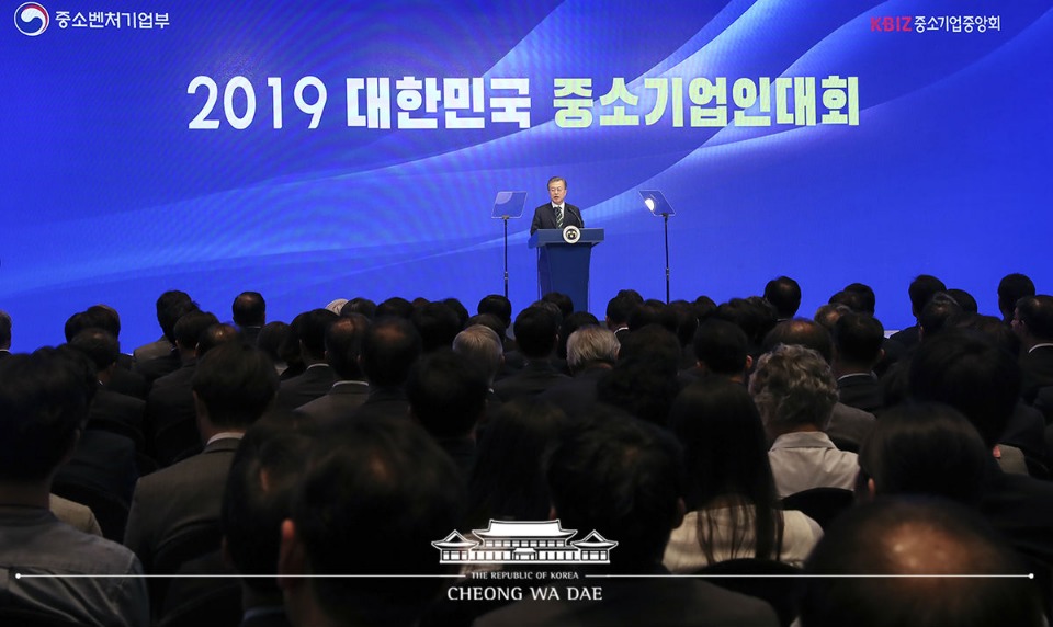 문재인 대통령이 14일 오후 서울 영등포구 여의도 중소기업중앙회에서 열린 '2019 대한민국 중소기업인 대회'에서 축사하고 있다.