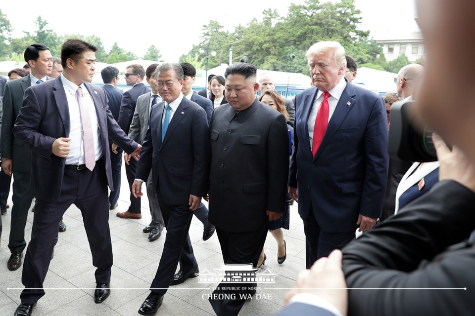 문재인 대통령과 도널드 트럼프 미국 대통령이 30일 오후 판문점에서 김정은 북한 국무위원장을 만나 회동을 위해 입장하고 있다.
