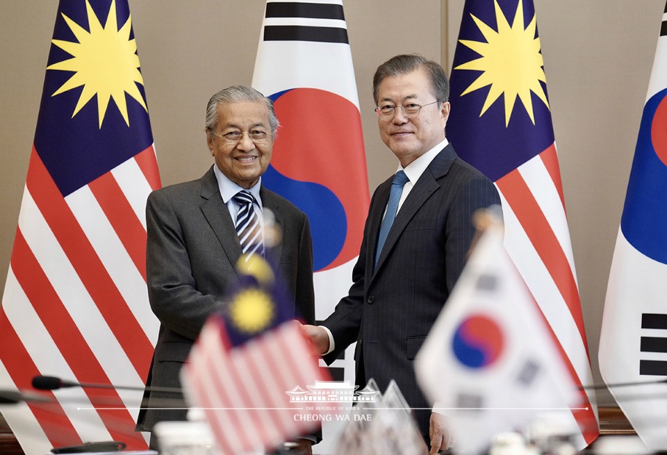 문재인 대통령과 마하티르 빈 모하맛 말레이시아 총리가 28일 청와대에서 정상회담 전 악수를 하고 있다. 