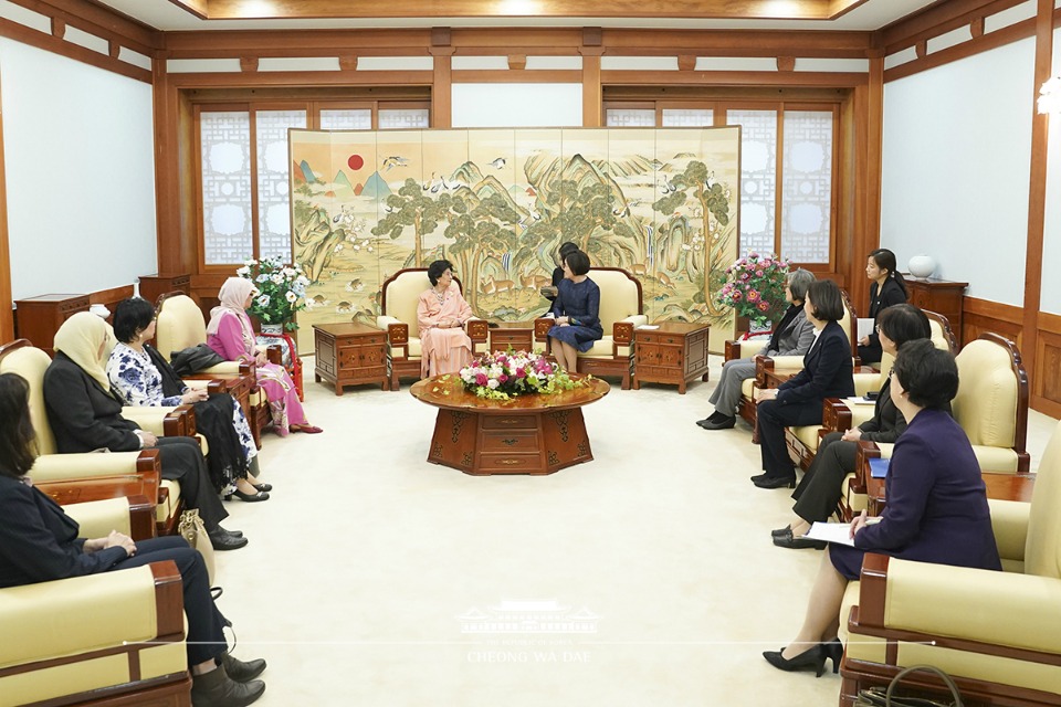 김정숙 여사와 말레이시아 총리 부인 시티 하스마 여사가 28일 청와대에서 대화를 나누고 있다. 