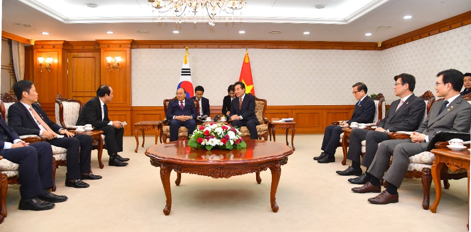 이낙연 국무총리가 28일 세종로 정부서울청사에서 응우옌 쑤언 푹 베트남 총리를 접견, 인사 및 환담을 나누고 있다. 