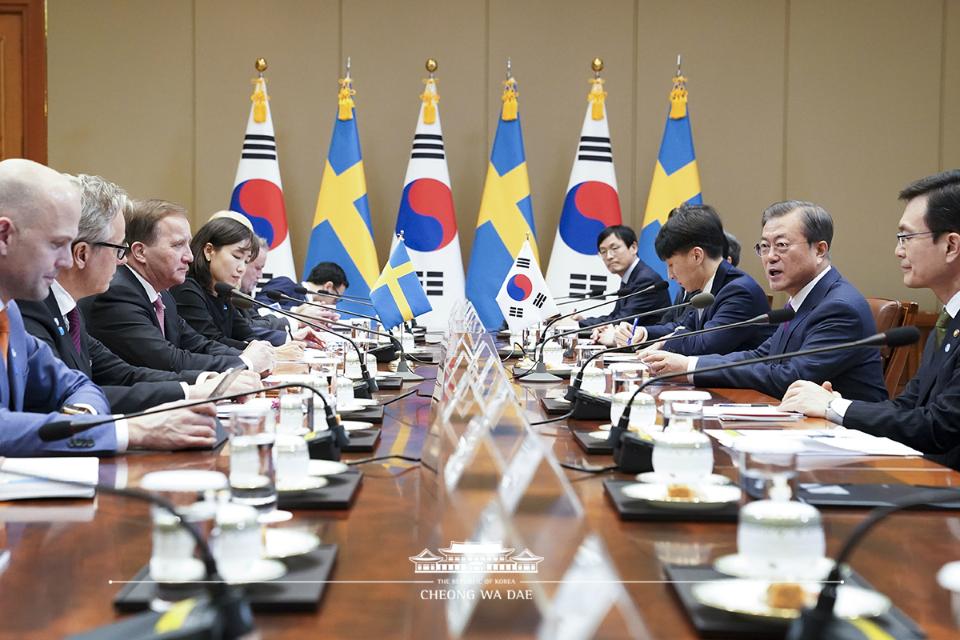 문재인 대통령이 18일 서울 청와대에서 스테판 뢰벤 스웨덴 총리와 정상회담을 갖고 인사말을 하고 있다. 