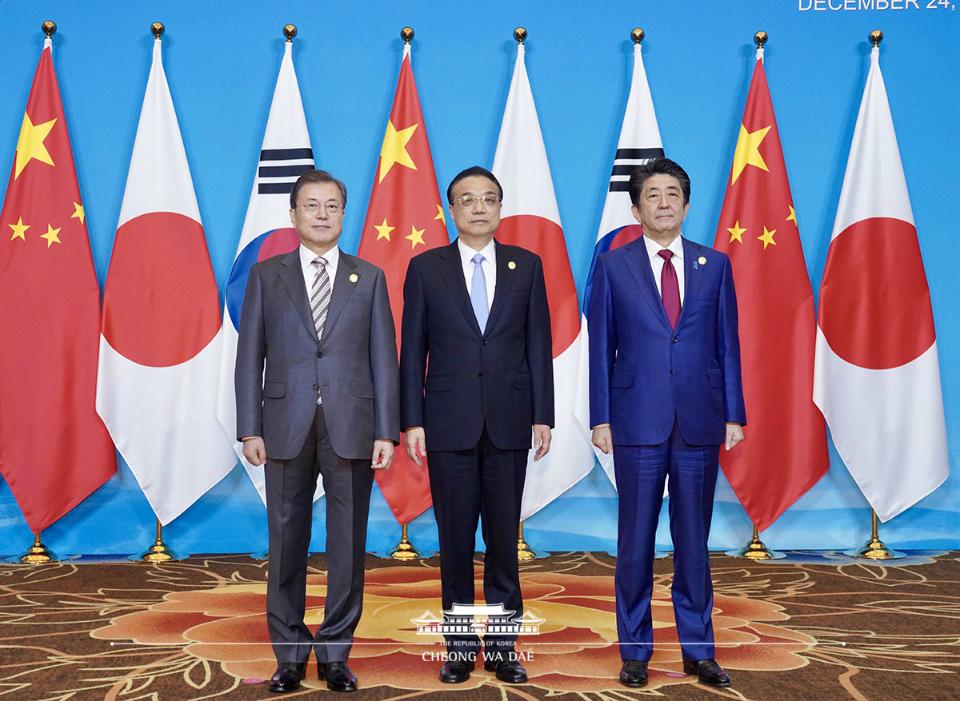 문재인 대통령과 아베 일본 총리, 리커창 중국 총리가 24일 쓰촨성 청두 세기성 국제회의센터에서 3국 정상회의에 앞서 기념촬영을 하고 있다. 
