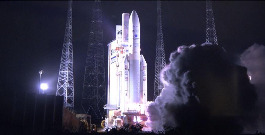 <p>2월 18일 오후(현지시간) 우리 독자기술로 개발된 세계 최초의 환경감시 정지궤도위성 ‘천리안위성 2B호’가 남미 프랑스령 기아나(French Guiana) 쿠루(Kourou)의 기아나 우주센터에서 성공적으로 발사되었다. 천리안위성 2B호는 발사 약 31분 후 고도 약 1,630km 지점에서 아리안-5 발사체로부터 정상적으로 분리되었고, 이어 약 6분 뒤에 호주 야사라가(Yatharaga) 지상국과의 첫 교신에도 성공했다. (사진출처 : 한국항공우주연구원)<br></p>
