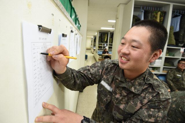 ▶ 한 훈련병이 ‘전우 보석 찾기’에 전우의 미덕을 기록하고 있다.