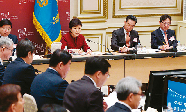박근혜 대통령이 지난해 12월 22일 오전 청와대 영빈관에서 열린 제6차 국민경제자문회의 겸 경제관계장관회의에서 모두발언을 하고 있다.