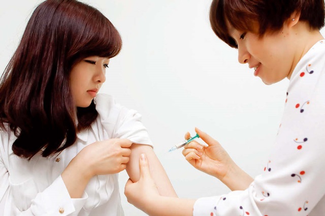 자궁경부암은 인유두종바이러스(HPV) 백신 접종으로 70% 이상 예방할 수 있다. 사진은 한 여성이 HPV 백신을 맞고 있는 모습.