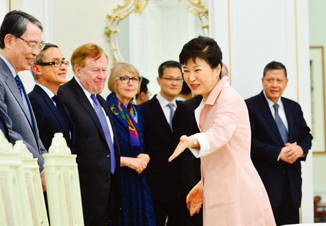 박근혜 대통령이 6월 28일 청와대를 찾은 북한인권 현인(賢人)그룹 위원들을 접견하고 있다.