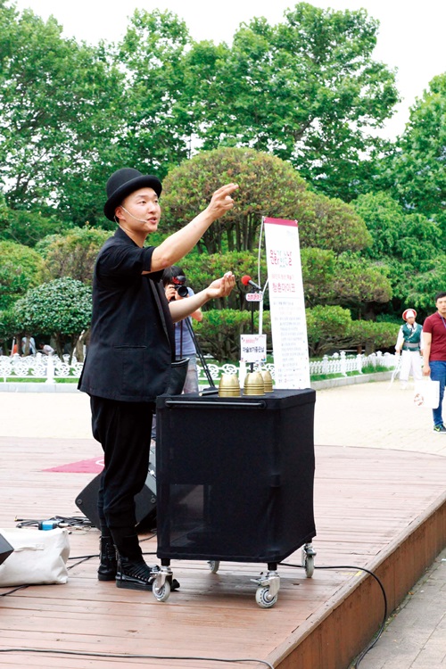 거리공연가 정현진 씨는 복화술을 기반으로 한 마술을 선보인다. 그가 6월 29일 ‘문화가 있는 날’ 부산 용두산공원에서 ‘청춘 마이크’ 첫 공연을 했다.