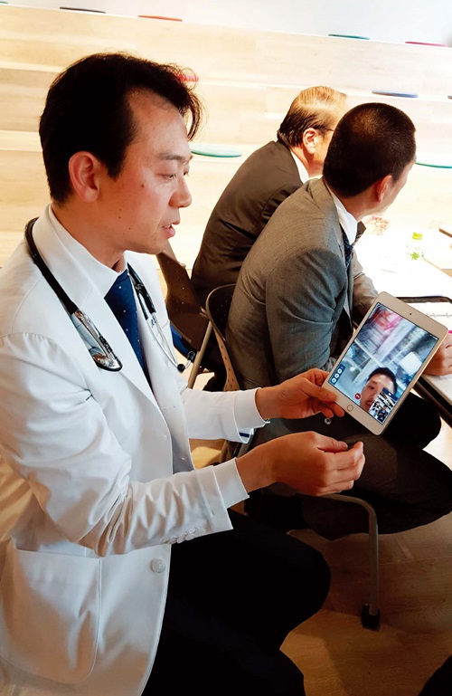 원격진료 시범서비스가 확대된다. 사진은 의사가 화상으로 환자를 진료하고 있는 모습.