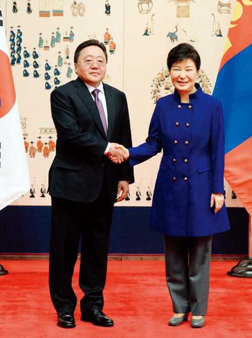 박근혜 대통령과 차히아 엘벡도르지 몽골 대통령이 5월 19일 청와대에서 열린 정상회담에서 악수하고 있다.
