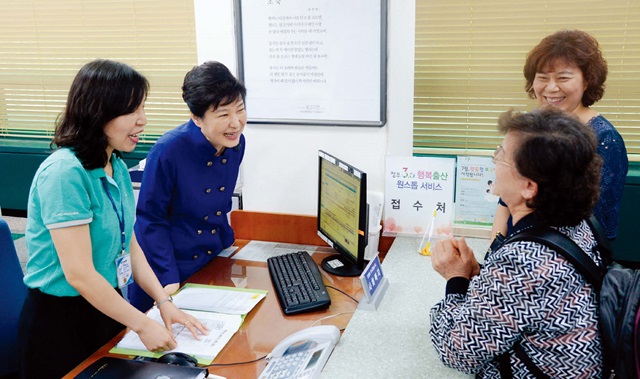 박근혜 대통령이 7월 6일 오전 읍·면·동 복지허브화 현장인 서울 중랑구 면목3·8동 행정복지센터를 방문해 주민들과 대화하고 있다.
