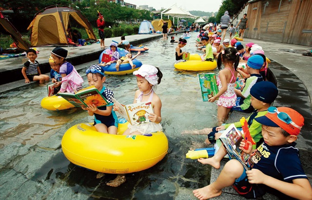 여름 휴가철을 맞아 서울 송파구 성내천 벽천물놀이장을 찾은 어린이들이 물놀이를 즐기고 있다.