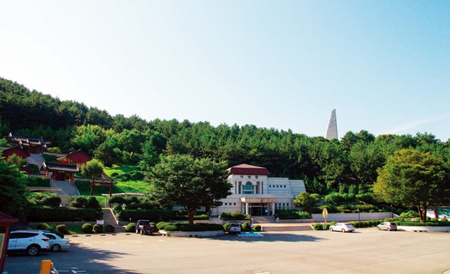 옥포해전의 승리와 이순신 장군의 뜻을 기리기 위해 만든 옥포대첩기념공원에는 기념관, 이순신 장군 사당, 기념탑 등이 있다.