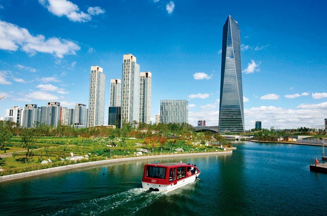 송도 센트럴파크 해수공원을 지나는 수상택시.