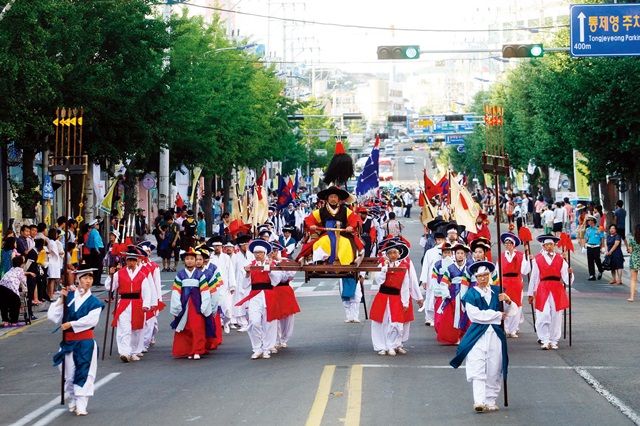 충무공 이순신의 구국정신을 기리는 통영 한산대첩축제에서는 당시 이순신 장군 행렬 등이 재현된다.