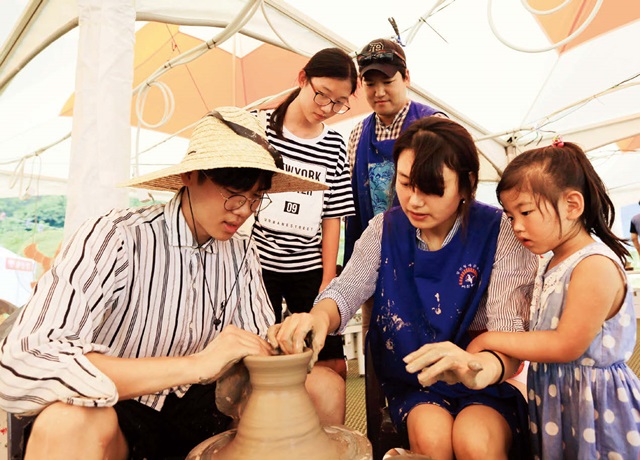 청자와 관련한 다양한 프로그램이 진행되는 강진청자축제.