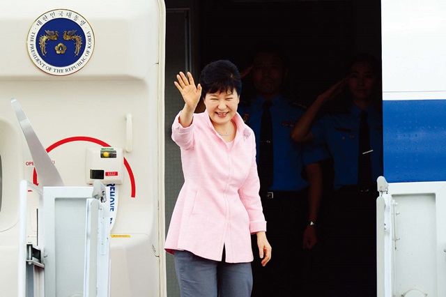 박근혜 대통령이 제11차 아시아·유럽 정상회의(ASEM) 참석차 7월 14일 오후 경기 성남시 서울공항을 통해 몽골로 출국하고 있다. 박 대통령은 15~16일 제11차 ASEM 정상회의에 참석한 뒤 17~18일 차히아 엘벡도르지 몽골 대통령의 초청으로 공식 방문 일정을 소화했다.