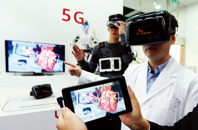SK텔레콤 관계자들이 글로벌 정보기술(IT) 회사들과 공동으로 만든 ‘5G 글로벌혁신센터’에서 증강현실을 활용해 실시간으로 커뮤니케이션할 수 있는 상황을 시연하고 있다.