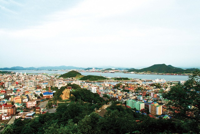 유달산에서 본 목포 시내 전경. 노적봉과 삼학도가 한눈에 보인다.