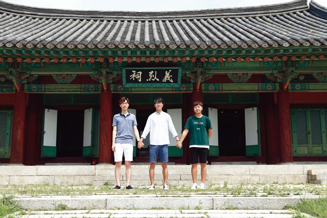 서울 용산구 효창공원(국가지정문화재 사적 제330호) 에서 독립유공자 후손 김승민, 이승민, 김현성(왼쪽부터) 씨가 손을 맞잡고 있다. 이들 뒤로 보이는 의열사는 김구, 윤봉길, 이봉창, 이동녕, 조성환, 차이석, 백정기 등 임시 정부 요인의 영정이 모셔진 곳이다. ⓒ사진·이상윤