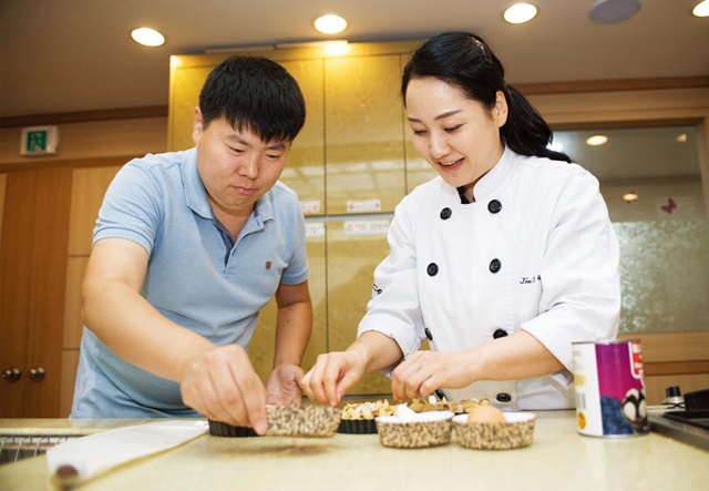 전수진 씨가 서울 옥수종합사회복지관에서 진행되는 홈베이킹 수업에서 수강생을 지 도하고 있다. ⓒ박해윤 기자
