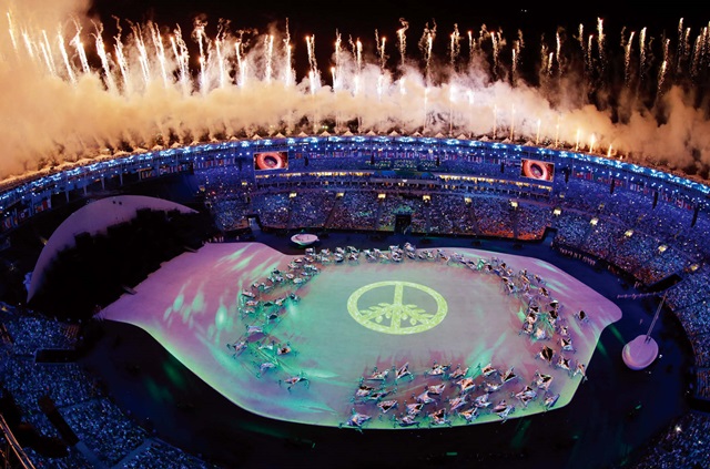 8월 6일(한국시간) 브라질 리우데자 네이루 마라카낭 주경기장에서 열린 2016 리우올림픽 개막식 에서 화려한 불꽃과 함께 평화의 상징이 보이고 있다. ⓒ뉴시스