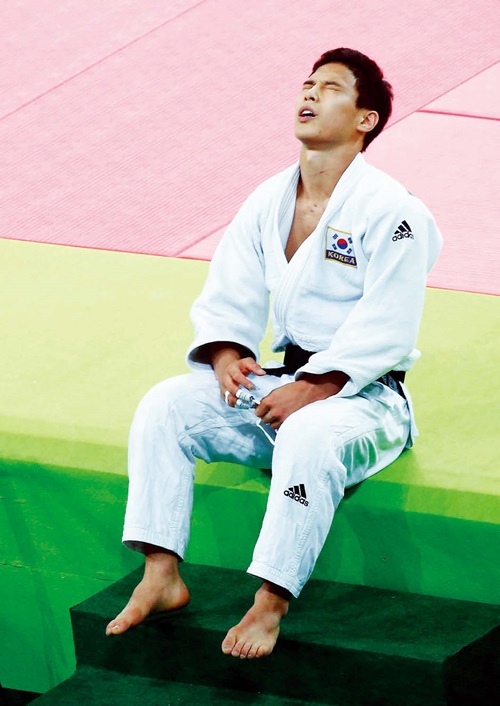 유도 국가대표 안바울 선수가 8월 8일 남자 유도 -66kg급 결승에서 이탈리아의 파 비오 바질레에게 한판승으로 패해 은메달에 그친 것을 아쉬워하고 있다. ⓒ뉴시스