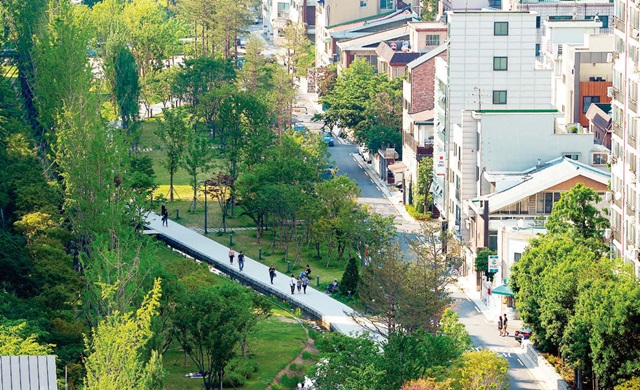 도시녹화운동으로 만들어진 서울 경의선숲길의 연남동 구간.