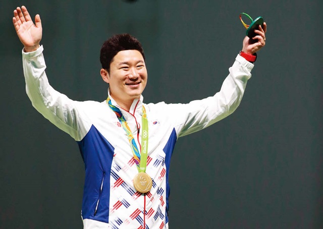 8월 11일(이하 한국시간) 남자 사격 50m 권총 결승에서 금메달 을 차지한 진종오 선수가 환하게 미소짓고 있다. ⓒ뉴시스