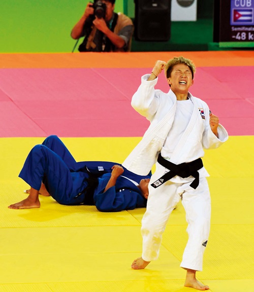 유도 여자 -48kg급 준결승전에서 정보 경 선수가 한판승으로 승리한 후 포효하고 있다.