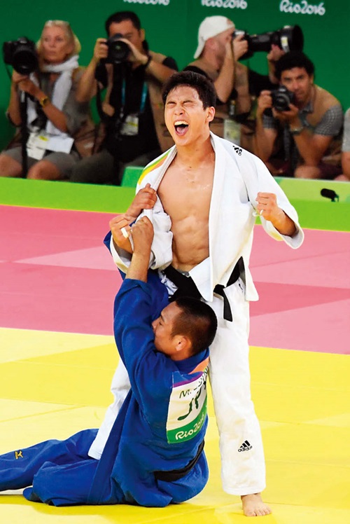 남자 유도 -66kg급 준결승전에서 안바울 선수가 일본의 에비누마 마사시 선수를 누르고 기뻐하고 있다.