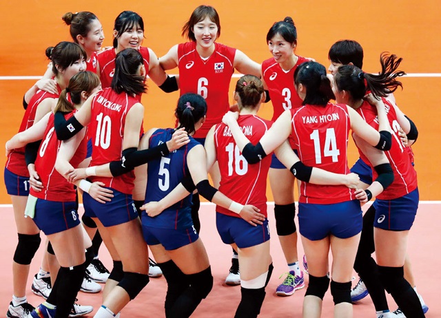 여자 배구 조별리그 A조 3차전 아르헨티나와의 경기에서 세트 스코어 3-0으로 완승한 우리 선수들이 한데 모여 승리의 기쁨을 나누고 있다.